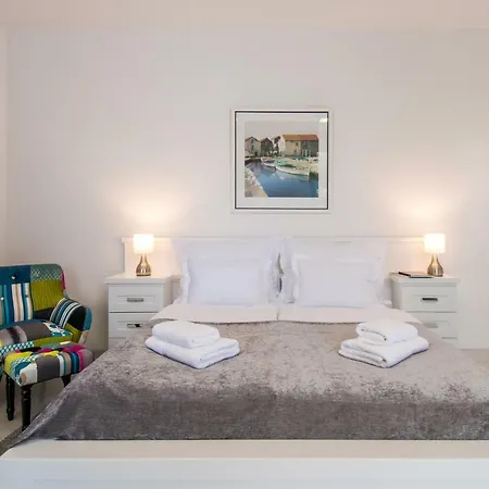 The Whitestone Apartamento