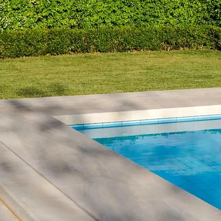 The Whitestone Apartamento