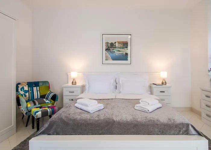 The Whitestone 公寓