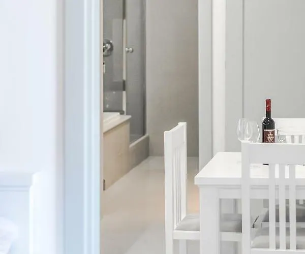 アパート The Whitestone